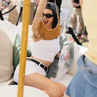 Model Kendall Jenner, tampil dengan tas Duo Mini Kate Spade New York berwarna Garden Soil, lengkap dengan Bag Charm Dog Dangle dari Kate Spade New York. (Foto: Kate Spade.dok)