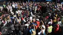 Awak media dan orangtua yang anaknya menjadi korban vaksin palsu memadati halaman parkir RS Harapan Bunda, Jakarta, Jumat (15/7). Manajemen RS menegaskan tidak akan lari dari tanggung jawab. (Liputan6.com/Immanuel Antonius)