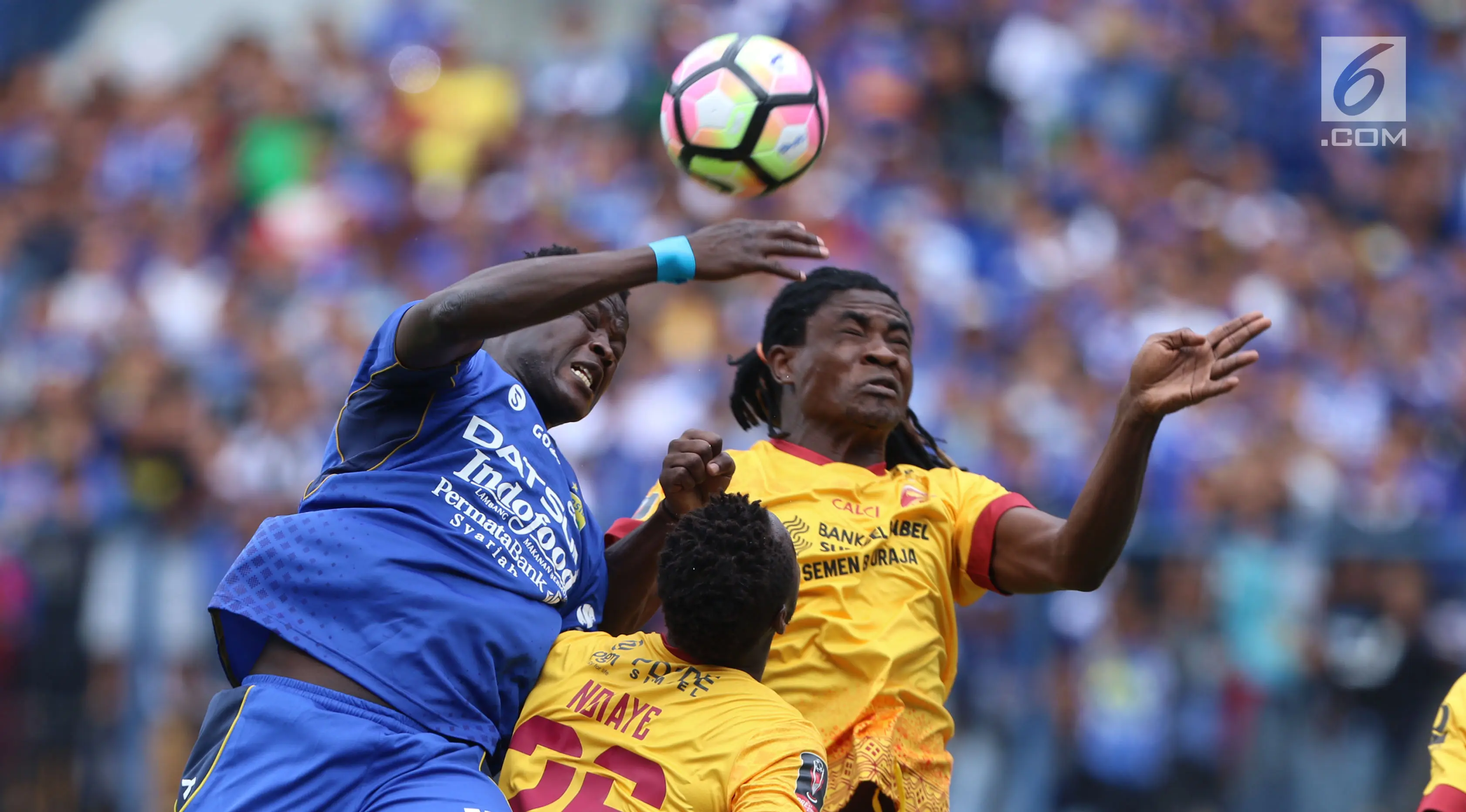 Penyerang Persib, Ezechiel Ndouasel (kiri) berebut bola atas dengan pemain Sriwijaya FC, Bio Paulin pada laga pembuka Piala Presiden 2018 di Stadion GBLA, Bandung, Selasa (16/1). Persib unggul 1-0. (Liputan6.com/Helmi Fithriansyah)