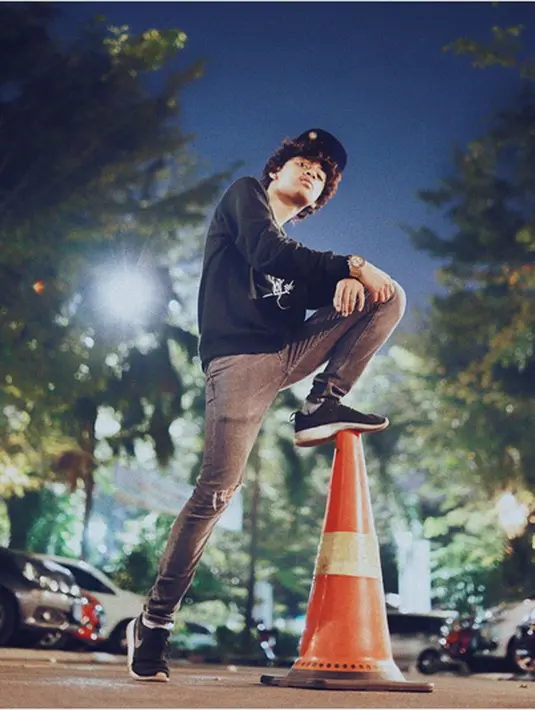 Kuliah di Amerika mengikuti seperti sahabatnya, Iqbaal CJR merupakan keinginannya sejak lama. Babas remaja ini biasa disapa ingin mengambil jurusan film. Namun ia harus rela menundanya terlebih dulu. (Instagram/bastiansteel)