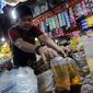 Pedagang menata minyak goreng di sebuah pasar di Kota Tangerang, Banten, Selasa (9/11/2011). Bank Indonesia mengatakan penyumbang utama inflasi November 2021 sampai minggu pertama bulan ini yaitu komoditas minyak goreng yang naik 0,04 persen mom. (Liputan6.com/Angga Yuniar)