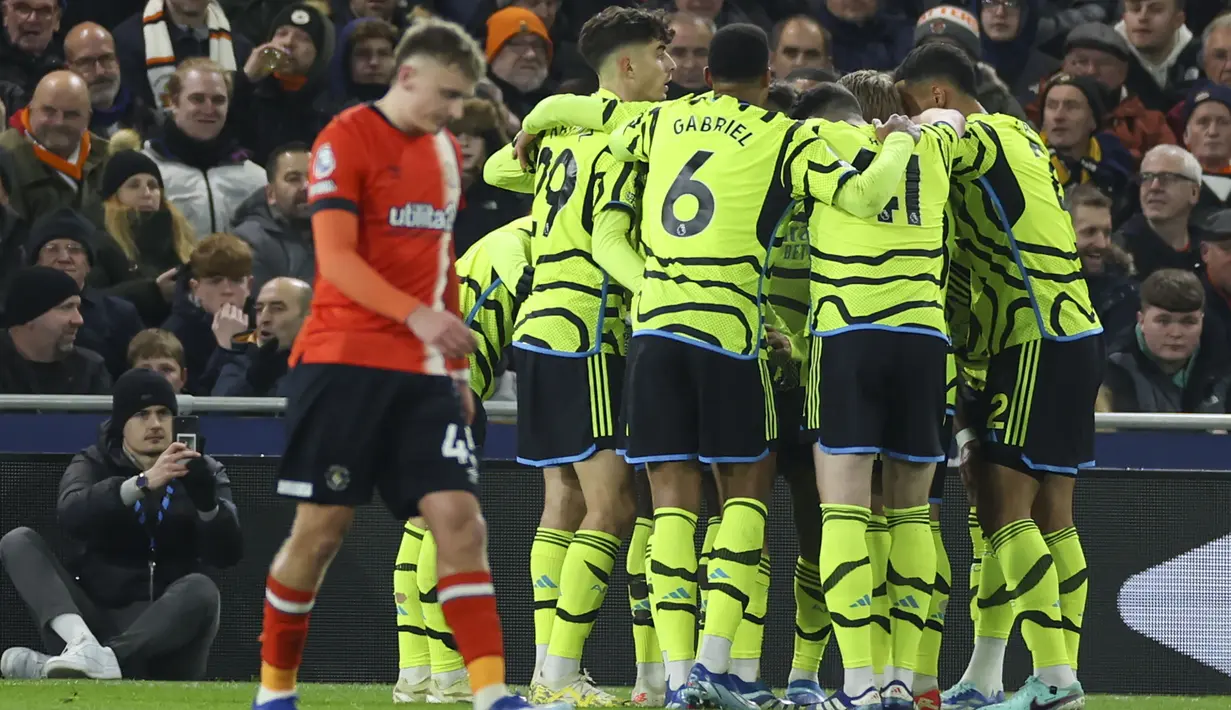 Selebrasi para pemain Arsenal setelah Gabriel Martinelli mencetak gol pertama ke gawang Luton Town pada laga lanjutan pekan ke-15 Liga Inggris 2023/2024 di Kenilworth Road, Luton, Rabu (6/12/2023) dini hari WIB. (AP Photo/Ian Walton)