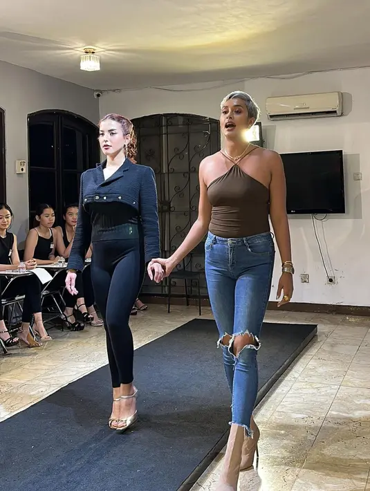 Ini dia potret Tasya Farasya didampingi istri pesepakbola Greg Nwokolo itu beraksi. Kiat berjalan di catwalk menjadi acuan Tasya Farasya agar percaya diri berjalan di depan umum. Pasalnya, ia mengaku ada yang salah dengan gaya berjalannya. Belajar berjalan jadi solusinya. (Liputan6.com/IG/tasyafarasya)