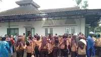 Evakuasi peserta susur sungai Pramuka SMPN 1 Turi Sleman dilakukan di tengah hujan yang cukup lebat. (Liputan6.com/Wisnu Wardhana)