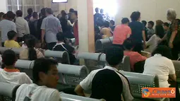 Citizen6, Malang: Penumpang menumpuk ditambah dengan tidak berfungsinya empat buah pendingin udara rusak membuat ruang tunggu Bandara Abdurrahman Saleh menjadi panas. (Pengirim: Aribowo Suprayogi)