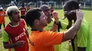 Pelatih Persipura, Osvaldo Lessa, memasang penutup ke mata Lancine Kone saat bermain game mencetak gol ke gawang sambil mata ditutup. (bola.com/Arief Bagus)