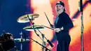 Aksi Drumer Metallica Lars Ulrich saat tampil di Festival d'ete de Quebec di Quebec City, Kanada (14/7). Ribuan penonton terhibur dengan aksi panggung band metal tersebut. (Photo by Amy Harris/Invision/AP)