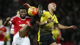 Bek Manchester United, Timothy Fosu-Mensah, membuat bola dari jangkauan gelandang Watford, Nordin Amrabat. Sementara untuk Watford, hasil ini membuat mereka turun ke peringkat 12. (Reuters/Andrew Yates)