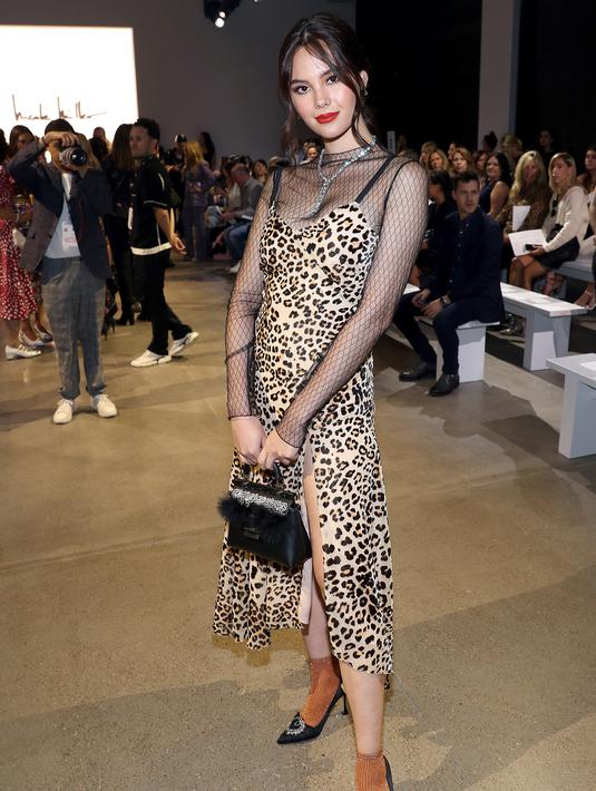 Miss Universe 2018, Catriona Grey menghadiri fashion show Nicole Miller selama New York Fashion Week: The Shows at Gallery II di Spring Studios di New York City (8/9/2019). Catriona Grey mengenakan gaun bermotif leopard dengan bloseu mesh transparan. (AFP Photo/Bennett Raglin)