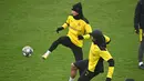 Penyerang Borrusia Dortmund, Marco Reus (kiri) berebut bola dengan gelandang Emre Can selama sesi latihan di tempat latihan tim di Dortmund, Jerman barat (9/3/2021). Borussia Dortmund sebelumnya berhasil mengalahkan Sevilla dengan skor 3-2 di leg pertama. (AFP/Ina Fassbender)