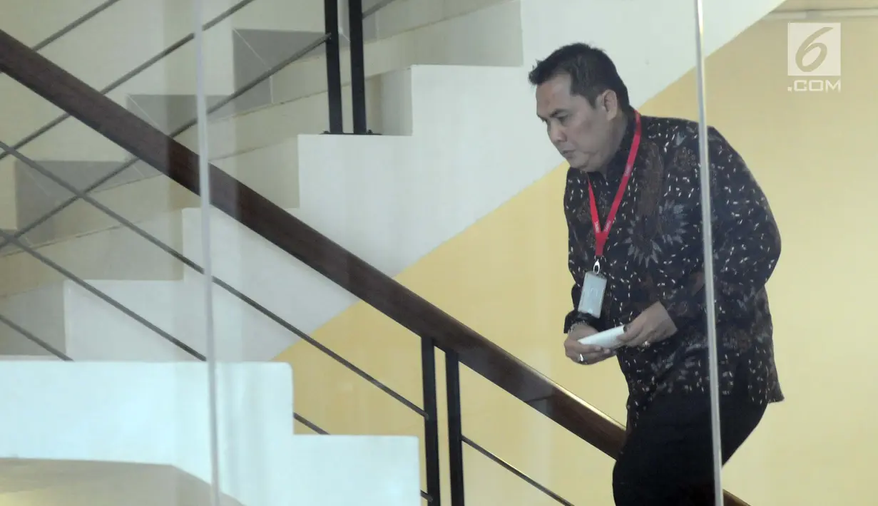 Anggota DPR Fraksi PKB, Helmy Faishal Zaini menuju ruang pemeriksaan di gedung KPK, Jakarta, Senin (30/9/2019). Helmy diperiksa untuk tersangka Direktur PT Sharleen Raya (JECO Group) dalam kasus suap terkait proyek Kementerian Pekerjaan Umum dan Perumahan Rakyat TA 2016. (merdeka.com/Dwi Narwoko)