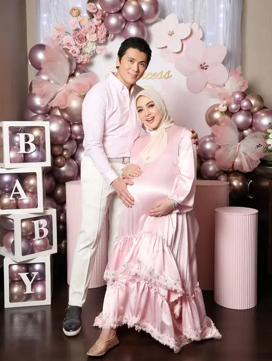 Selain itu, Syahrini  pamer baby bumpnya yang semakin besar kenakan dress satin berwarna pink [@princessyahrini]