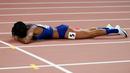 Sprinter Amerika Serikat, English Gardner tengkurap di trek balap saat mengalami cedera dalam semifinal 100 meter putri Kejuaraan Atletik Dunia di Doha, Qatar, Minggu (29/9/2019). Peraih medali emas olimpiade tersebut mengalami cedera hamstring. (AP Photo/David J. Phillip)