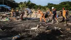Tim penyelamat mencari korban yang hilang dalam tanah longsor setelah Badai Tropis Nalgae menghantam Barangay Kusiong, Datu Odin Sinsuat, Provinsi Maguindanao, Filipina Selatan, Senin (31/10/2022). Pemerintah Filipina mengatakan lebih dari 100 orang tewas dalam salah satu badai paling parah yang menghantam Filipina tahun ini. (AP Photo)