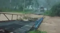 Jembatan penghubung 6 kampung di Kecamatan Pesanggaran terputus akibat banjir (Istimewa)