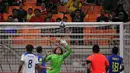 Kiper Timnas Brasil U-17, Phillipe Gabriel (tengah) berusaha menghalau bola dari serangan pemain Timnas Inggris U-17 dalam pertandingan Grup C Piala Dunia U-17 2023 yang berlangsung di Jakarta International Stadium, Jumat (17/11/2023). (Bola.com/Ikhwan Yanuar)