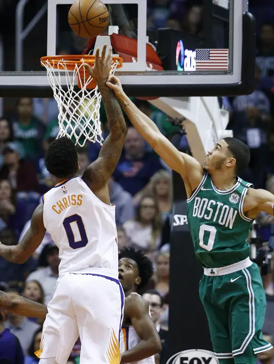 Pebasket Boston Celtics, Jayson Tatum, menghadang pebasket Phoenix Suns, Marquese Chriss, pada laga NBA di Talking Stick Resort Arena, Selasa (27/3/2018). Boston Celtics menang 102-94 atas Phoenix Suns. (AP/Ross D. Franklin)