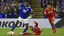 Penyerang Leicester City, Wilfred Ndidi berebut bola dengan pemain Napoli Piotr Zielinski pada pertandingan pertandingan Grup C Liga Europa di Stadion King Power di Leicester, Inggris, Jumat (16/9/2021). Leicester City bermain imbang atas Napoli 2-2. (AP Photo/Rui Vieira)