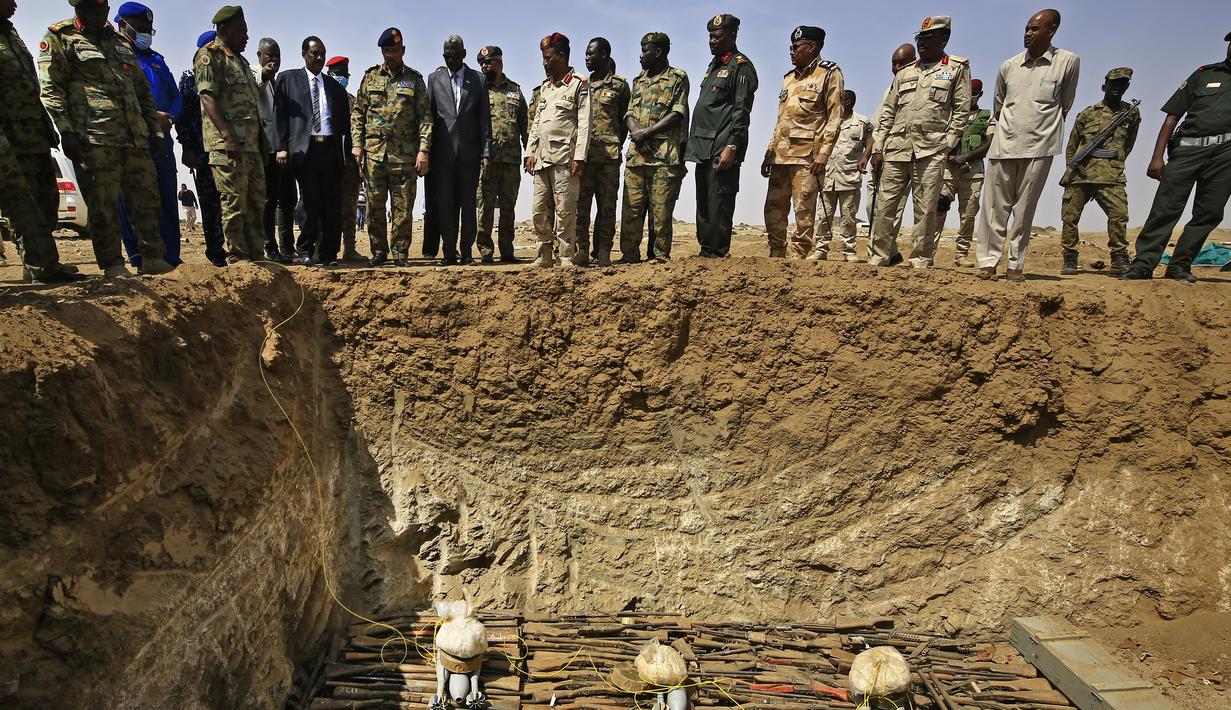 Tentara pemerintah Sudan bersiap menghancurkan senjata-senjata api milik warga sipil saat akan dihancurkan di Hajar Al Asal di Negara Bagian Sungai Nil, Sudan (29/9/2020). (AFP/Ashraf Shazly)