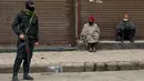 Personel Special Operation Group (SOG) berjaga di sepanjang jalan selama pencarian acak pejalan kaki di Srinagar, kota terbesar di Kashmir, Jumat (21/1/2022). Peningkatan keamanan dilakukan menjelang Hari Republik India pada 26 Januari mendatang. (TAUSEEF MUSTAFA / AFP)