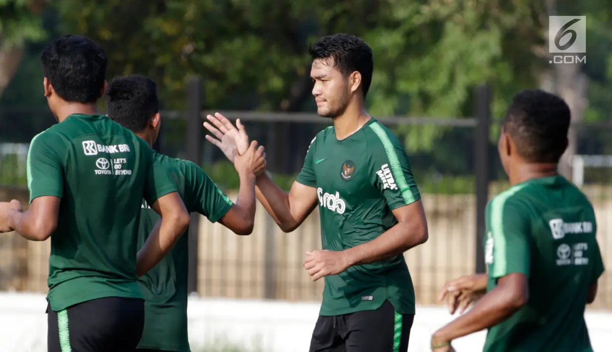 Pemain Timnas Indonesia U-22, M Rafli saat latihan di Lapangan ABC, Senayan, Jakarta, Sabtu (12/1). Pada hari keenam pemusatan latihan, Indra Sjafri menggelar game internal untuk menyaring para pemainnya. (Bola.com/M Iqbal Ichsan)