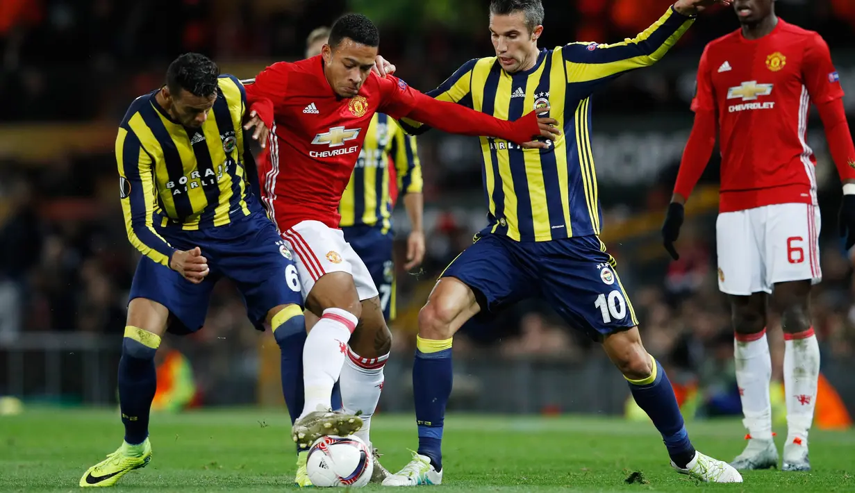 Memphis Depay berebut bola dengan dua pemain Fenerbahce, Robin van Persie dan Souza pada pertandingan Liga Eropa di stadion Old Trafford, Manchester, Inggris (20/10). (Reuters/ Phil Noble)
