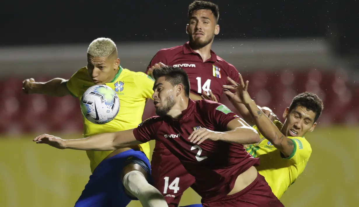 Penyerang Brasil, Richarlison berebut bola dengan winger Venezuela, Jose Romero dalam laga Kualifikasi Piala Dunia 2022 Zona Amerika Selatan, di Estadio Morumbi, Sao Paulo, Brasil, Jumat (13/11/2020). Brasil berhasil mengalahkan Venezuela 1-0. (Fernando Bizerra/Pool via AP)