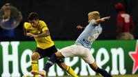 Pulisic (kiri) mencoba lewati adangan pemain City (AP Photo/Annie Rice)