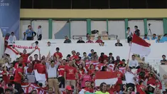 Antusias yang tinggi dari para pendukung Indonesia pada laga pertama piala AFF U-22 yang berlangsung di Stadion Nasional, Phom Penh, Kamboja, (Senin/18/2). Timnas Indonesia bermain imbang 1-1 kontra Myanmar. (Bola.com/Zulfirdaus Harahap)