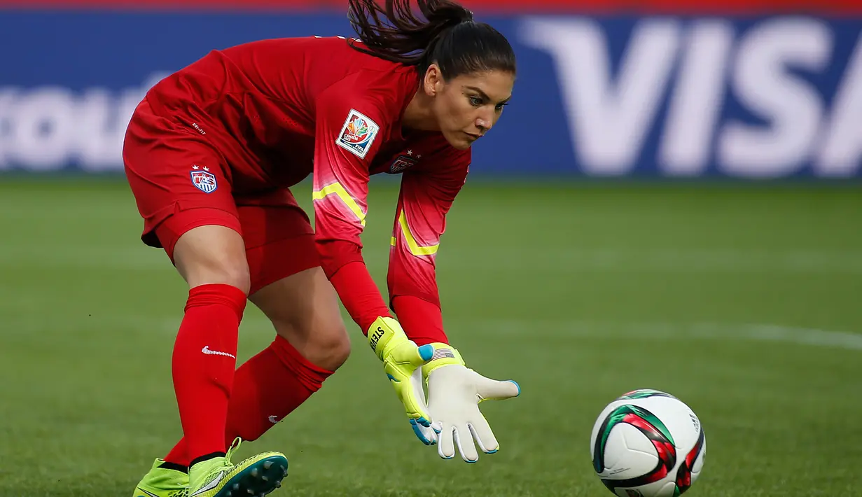Kiper Wanita Amerika Serikat, Hope Solo berusaha menangkap bola saat bertanding melawan Kolombia di Piala Dunia Wanita 2015 di Stadion Commonwealth, Kanada, (22/6/2015). Amerika Serikat menang 2-0 atas Kolombia. (Reuters/Erich Schlegel)