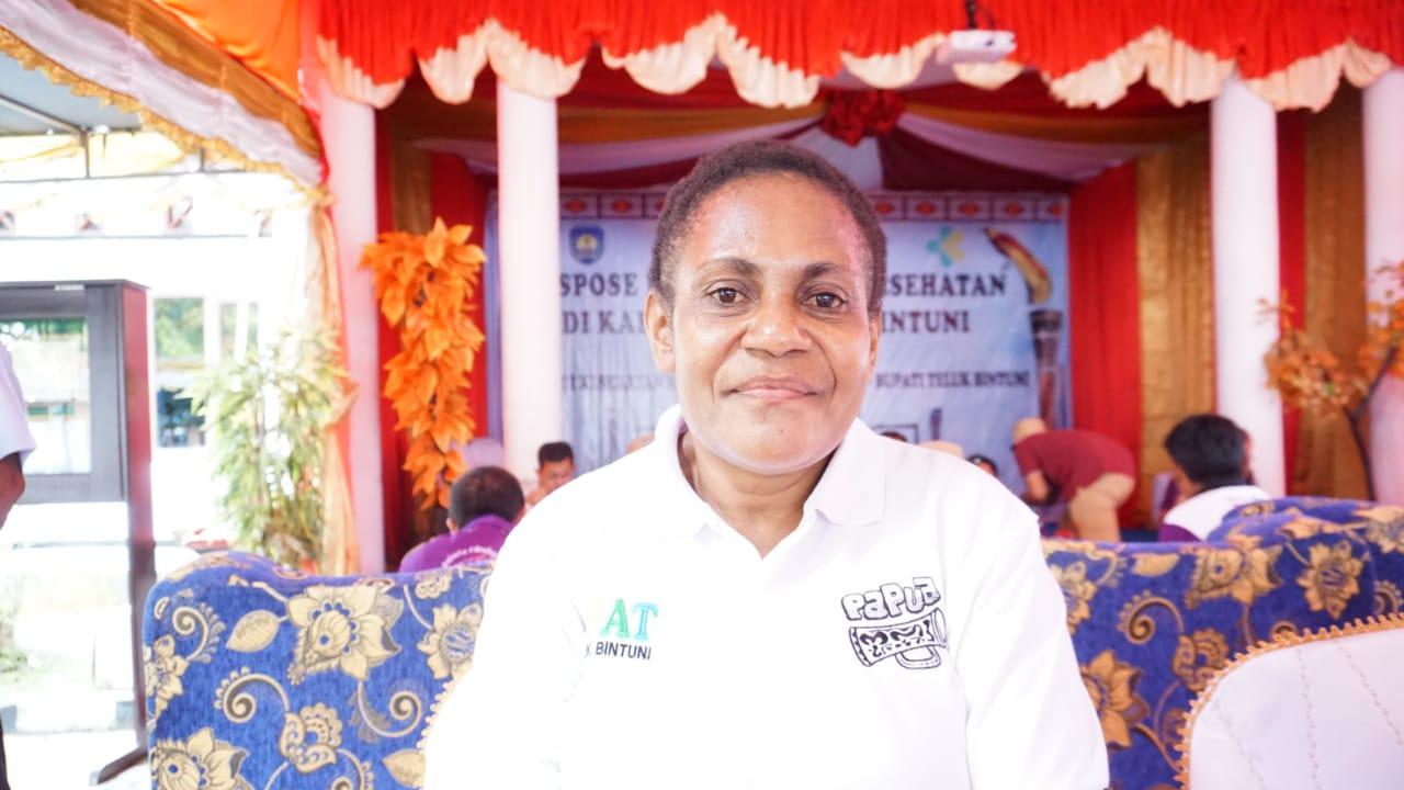 Anneke Alfonsina Merabano, salah satu juru malaria kampung asal Aroba, Teluk Bintuni, Papua Barat. (Foto: Benedikta Desideria)