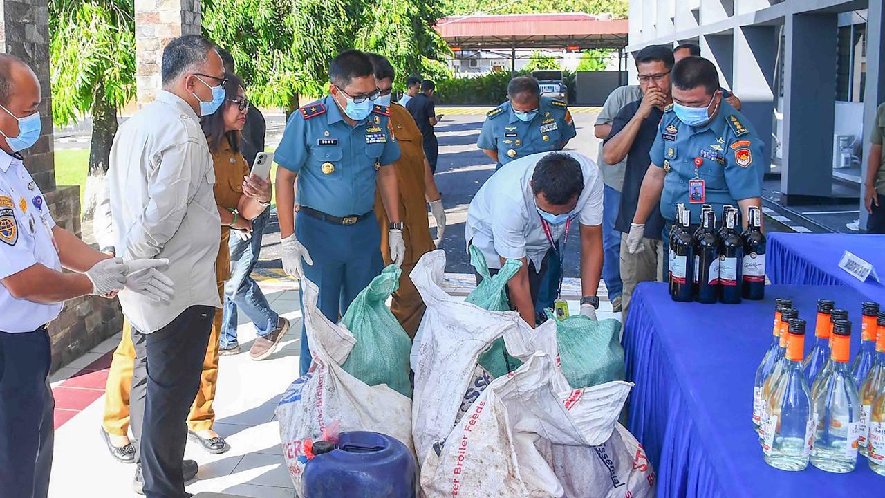 FOTO: Penyelundupan Sianida dan Miras Ilegal Senilai Setengah Miliar Lebih Digagalkan di Perairan Manado