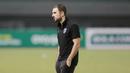 Pelatih Thailand itu kemudian angkat suara perihal perilakunya usai laga tersebut. Ia mengaku bingung dan tengah mencari jawaban mengapa kekalahan bisa dialami timnya. (Bola.com/M iqbal Ichsan)