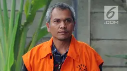 Plt PUPR Pakpak Bharat David Anderson Karosekali tiba di KPK, Jakarta, Rabu (5/12). David diperiksa sebagai tersangka untuk pengembangan terkait dugaan suap di sejumlah proyek infrastruktur di Dinas PUPR Kabupaten Pakpak Bharat. (Merdeka.com/Dwi Narwoko)