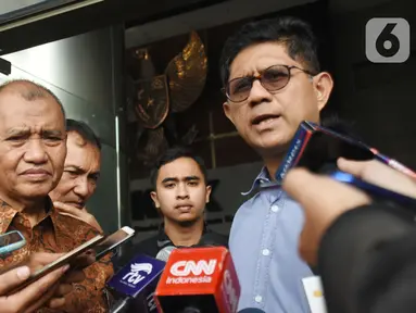 Ketua KPK Agus Rahardjo, Wakil Pimpinan KPK Saut Situmorang, dan Wakil Pimpinan KPK Laode M Syarif memberikan keterangan di Gedung KPK, Jakarta, Rabu (20/11/2019). Atas nama pribadi, ketiganya akan menjadi pemohon ke MK dalam uji materi UU Nomor 19 Tahun 2019 tentang KPK. (merdeka.com/Dwi Narwoko)