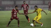 Gelandang Bhayangkara FC, Adam Alis, berebut bola dengan pemain Persija Jakarta pada laga Shopee Liga 1 di Stadion PTIK, Senayan, Jakarta, Rabu (4/12). Bhayangkara menang 3-0 atas Persija. (Bola.com/Yoppy Renato)