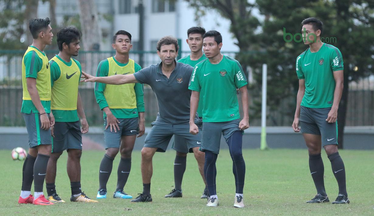 Pelatih timnas Indonesia U-23, Luis Milla memberikan instruksi saat sesi di Lapangan ABC, Senayan,  (24/4/2018). Timnas akan mengikuti turnamen PSSI Anniversary 27 April-3 Mei 2018. (Bola.com/Nicklas Hanoatubun)