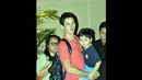 Mike Lewis menggendong putra semata wayangnya hasil dari pernikahannya dengan Tamara Bleszynski, Kenzou Leon Bleszynski Lewis, Jakarta. (Liputan6.com/Panji Diksana)