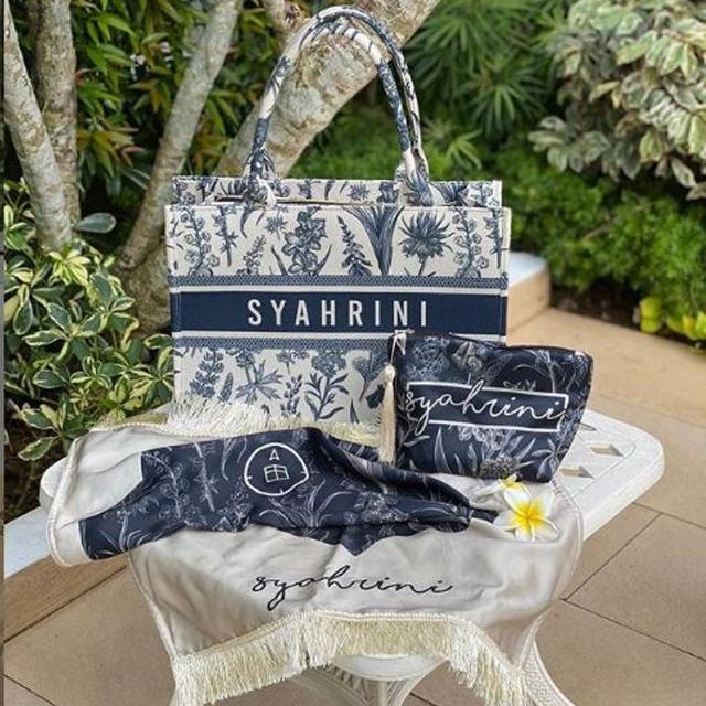 Syahrini Jualan Tas Bonus Pouch dan Sajadah, Berapa Harganya?