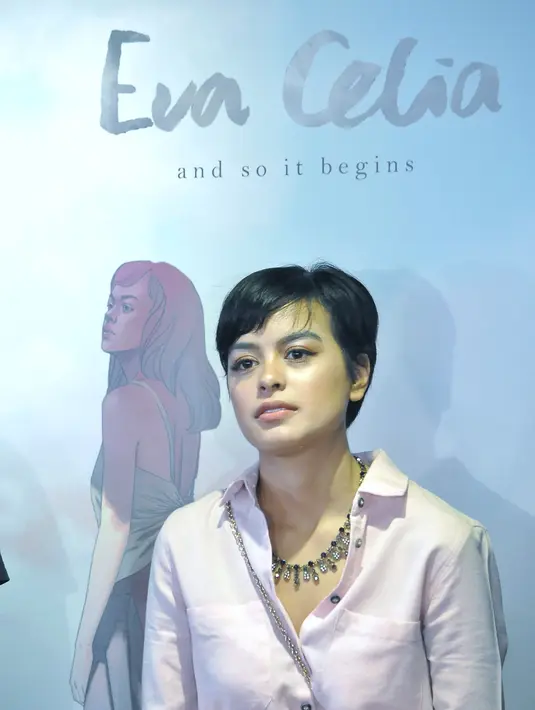 "Saya garap ini sendiri dan dibantu produser, Tendra. Saya tulis liriknya, aransemen sendiri dan juga dibantu. Nah butuh waktu pendewasaan makanya ini bisa terealisasikan lebih cepat," terang Eva Celia. (Adrian Putra/Bintang.com)