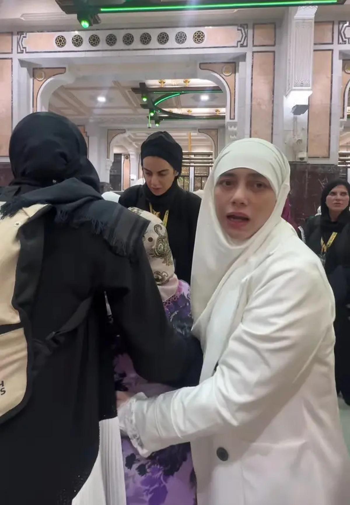 7 Momen Celine Evangelista Bantu Ibu-Ibu Terjatuh Saat Umroh, Panen Pujian