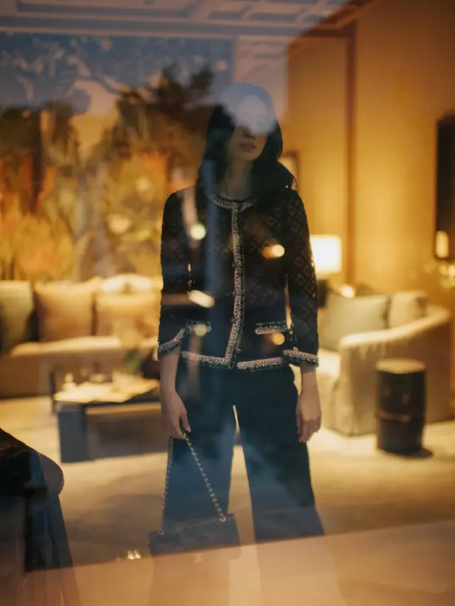 Totalitas Jadi Human Chanel, Pesona Laura Basuki Hadiri Chanel Cruise Show 2025/26 dengan Balutan Tweed Blazer di Singapura