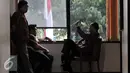 Mantan Menteri Agama Suryadharma Ali (kanan) jelang menjalani sidang lanjutan di Pengadilan Tipikor, Jakarta, Rabu (7/10/2015). Dalam sidang tersebut Jaksa Penuntut Umum KPK menghadirkan empat saksi dari Kementerian Agama. (Liputan6.com/Andrian M Tunay)