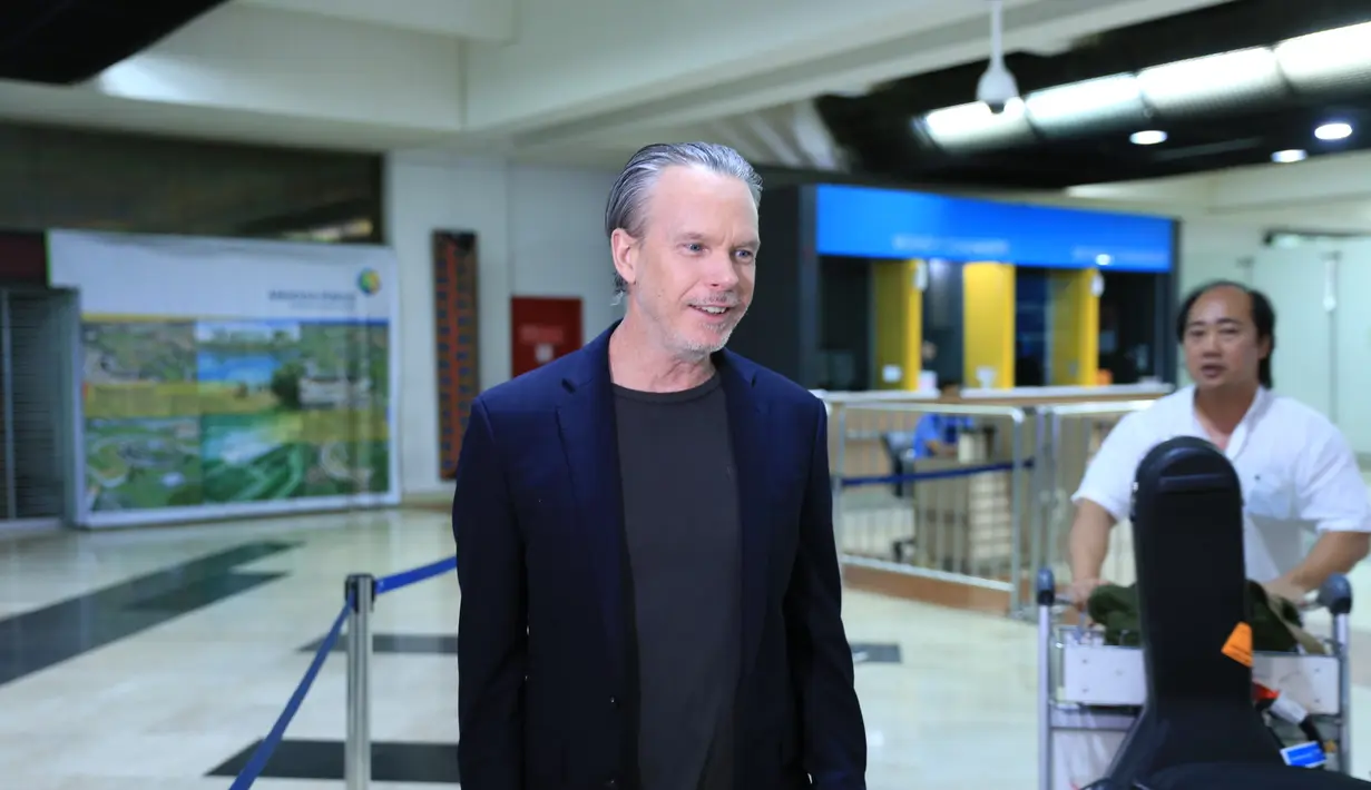 Meski nampak lelah lantaran selesai menempuh perjalan sehari semalam, sambil mengumbar senyum, pelantun lagu Heaven Knows dan You're My Baby itu menyalami dan menyapa ramah para awak media yang telah menantinya. (Adrian Putra/Bintang.com)