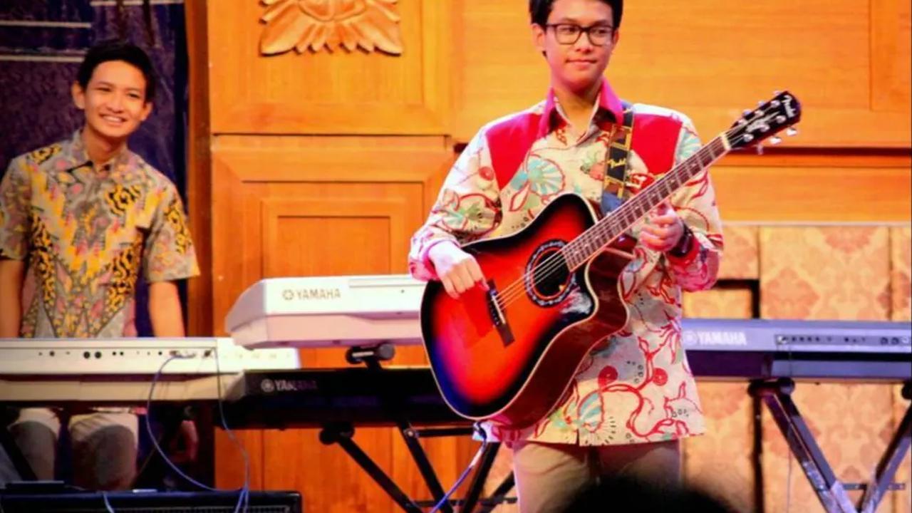 Selain itu, saat duduk di bangku SMA pada tahun 2018-2019, Alam pernah menjabat sebagai Presiden Direktur (Presdir) pada perusahaan siswa milik SMA-nya yang bernama Sagasco Student Company.&nbsp;