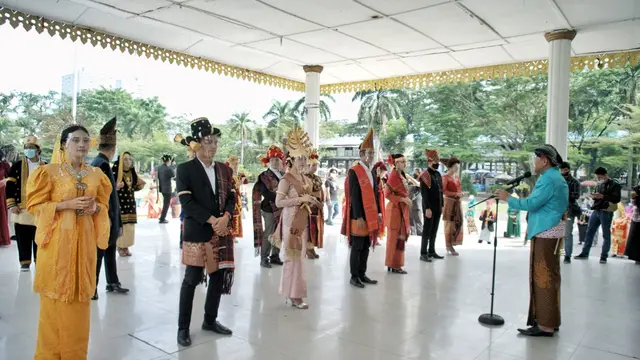Pakaian Adat