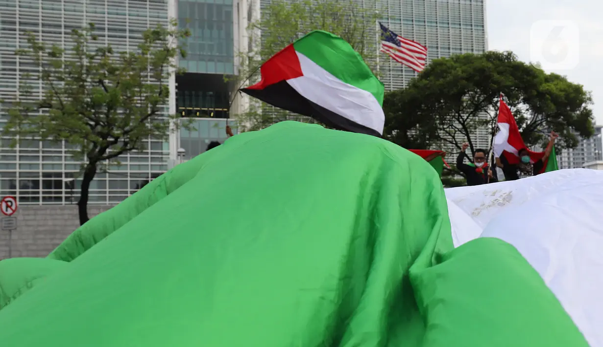 Aliansi Mahasiswa Islam Jakarta Solidaritas Untuk Palestina, melakukan unjuk rasa di depan Kedutaan Amerika, Jakarta, Rabu (12/5/2021). Mereka mendesak AS menghentikan kekerasan Israel terhadap warga Palestina, terkait serangan ke warga sipil di Kompleks Masjid Al Aqsa (Liputan6.com/Herman Zakharia)