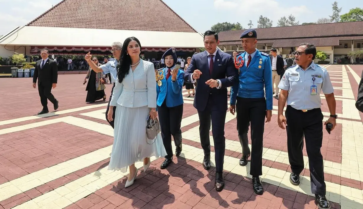 Saat tiba di SMA Taruna Nusantara, Annisa Pohan mengenakan setelan berwarna biru muda yang elegan. Ia mengenakan atasan lengan panjang dengan bordir floral dari benang putih dan detail belt yang manis, dipadu pleated skirt panjang berwarna senada. [Foto: Instagram/agusyudhoyono]