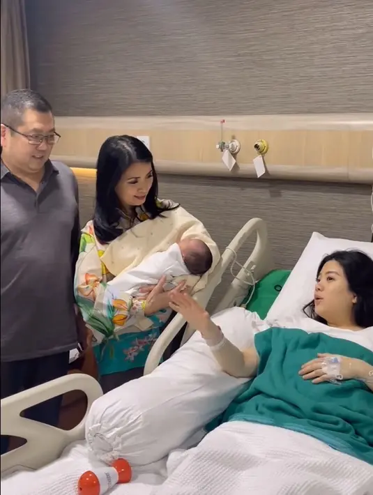 Leliana tampak menengok cucu bersama sang suami, Harry Tanoe. Tidak hanya Kevin dan Valencia yang berbahagia, tapi juga orangtua Velencia. [Instagram/liliana_tanoesoedibjo]