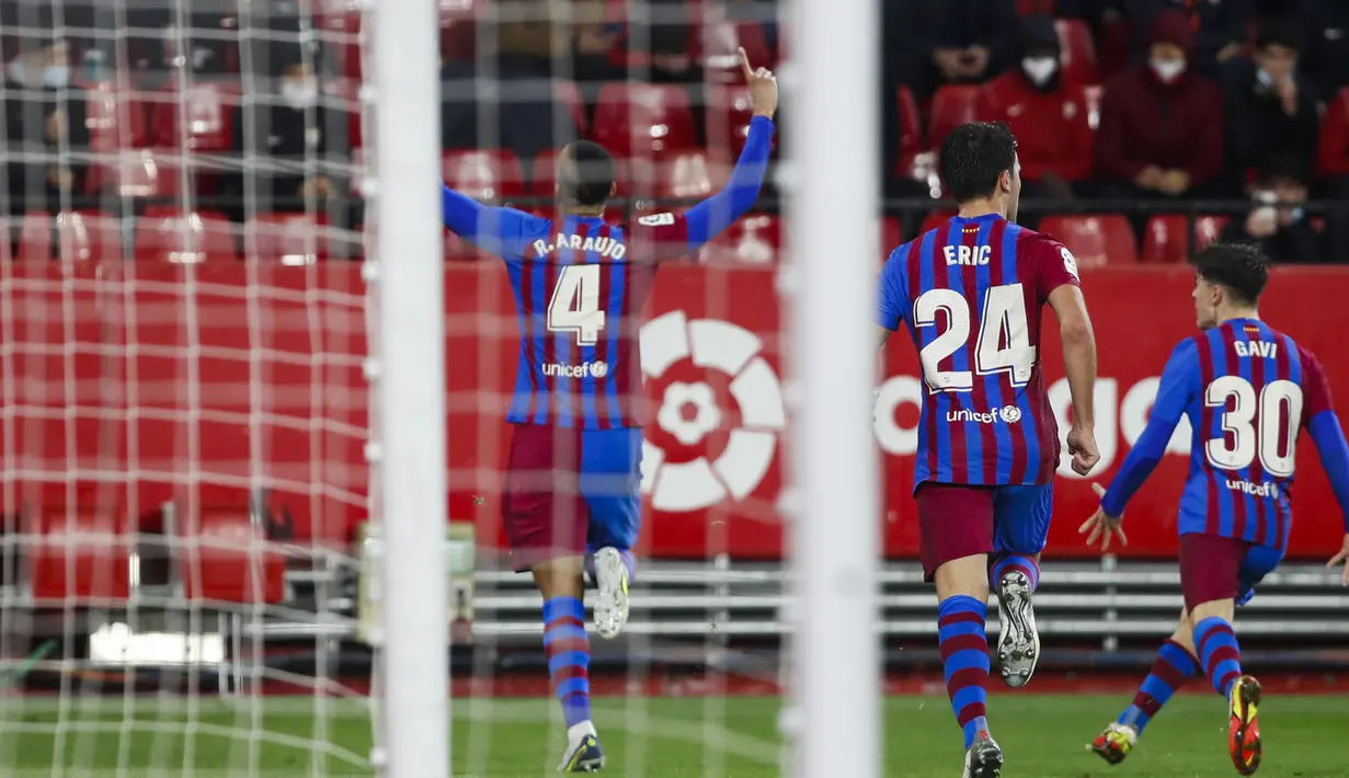 Bek Barcelona, Ronald Araujo berselebrasi usai mencetak gol ke gawang Sevilla pada pertandingan La Liga Spanyol di stadion Ramon Sanchez-Pizjuan, Spanyol, Rabu (22/12/2021). Sevilla bermain imbang dengan Barcelona 1-1. (AP Photo/Angel Fernandez)